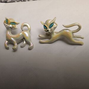 Vintage pair of mid-century atomic style cat brooches.